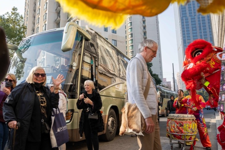 Turistas internacionales aterrizan en Shanghai en 'Silver Dawn'