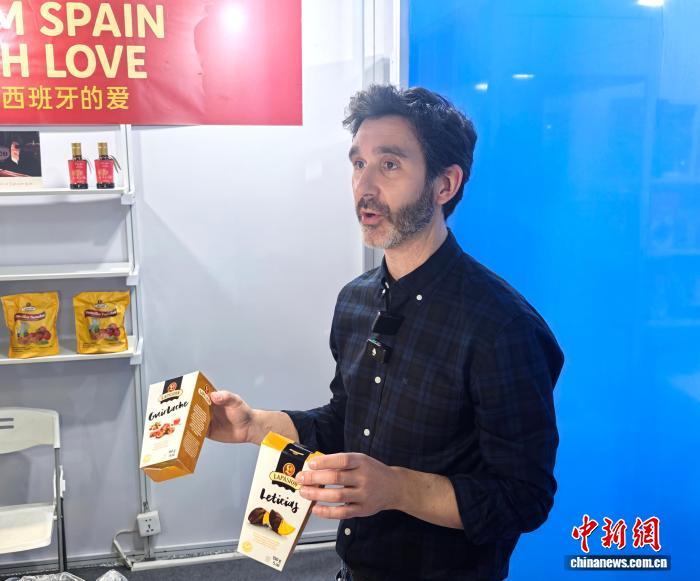 Un alumno del curso presenta productos españoles típicos en la VIII CIIE..jpg