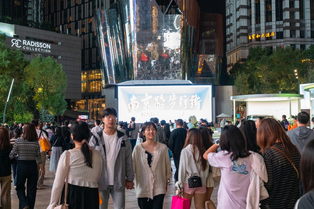 Turistas pasean por la calle peatonal de Nanjing Road en Shanghai el 4 de octubre..jpg
