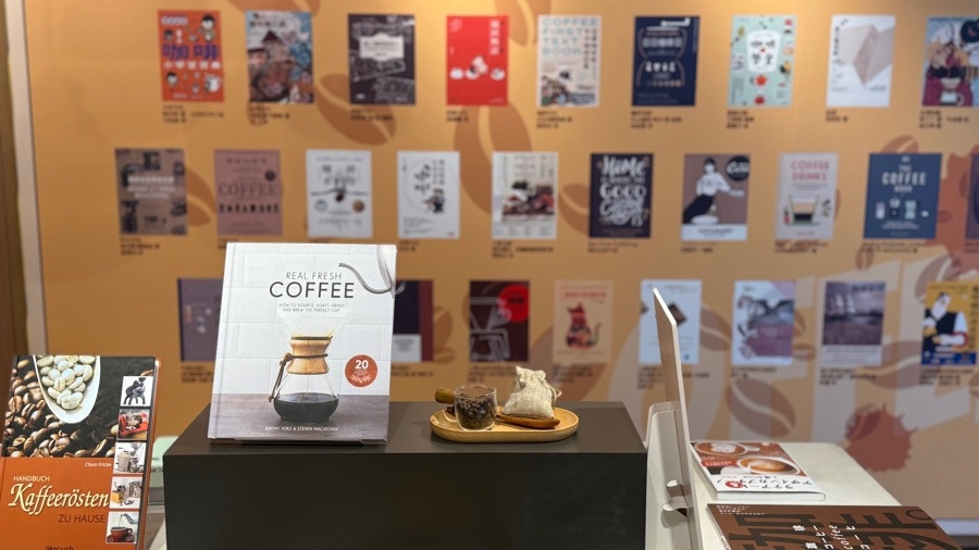En la escena de la exposición se presentan libros de distintos temas relacionados con el café y las portadas destacadas de los libros pertinentes..jpeg