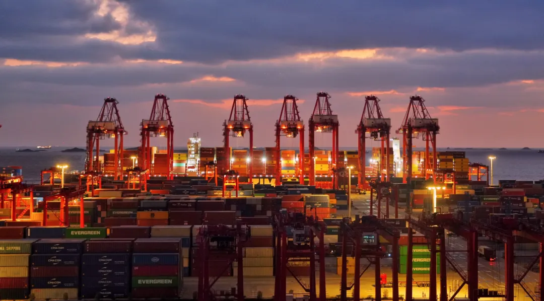 Una bulliciosa terminal de contenedores en el puerto de Shanghai..png