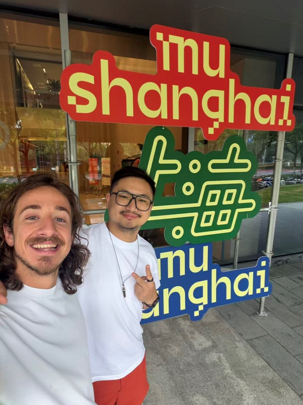 Simón Puebla (izquierda) posa junto a Sun Bohao, fundador de muShanghai, en el festival internacional de tecnología de 28 días celebrado en el Distrito Comercial Central Internacional de Hongqiao, en Shanghai.jpg