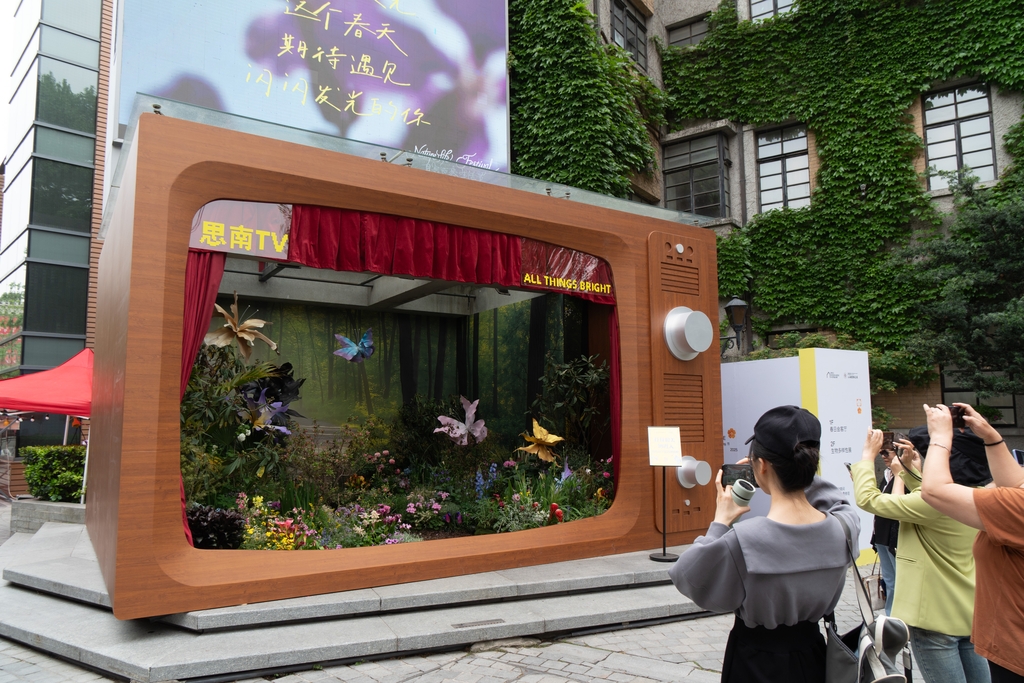 Una instalación artística en las Mansiones Sinan, la cual forma parte de la celebración del Festival Internacional de Flores de Shanghai 2025.jpg