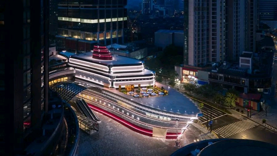 Un hito innovador diseñado por Louis Vuitton, parte del mayor grupo mundial de artículos de lujo LVMH, en la zona comercial de West Nanjing Road de Shanghai..png