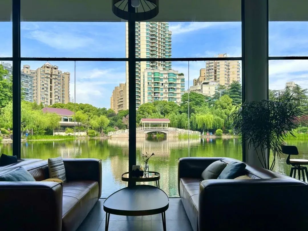 Los consumidores pueden relajarse en los sofás de cuero, disfrutando de la vista del lago mientras saborean su café.jpg