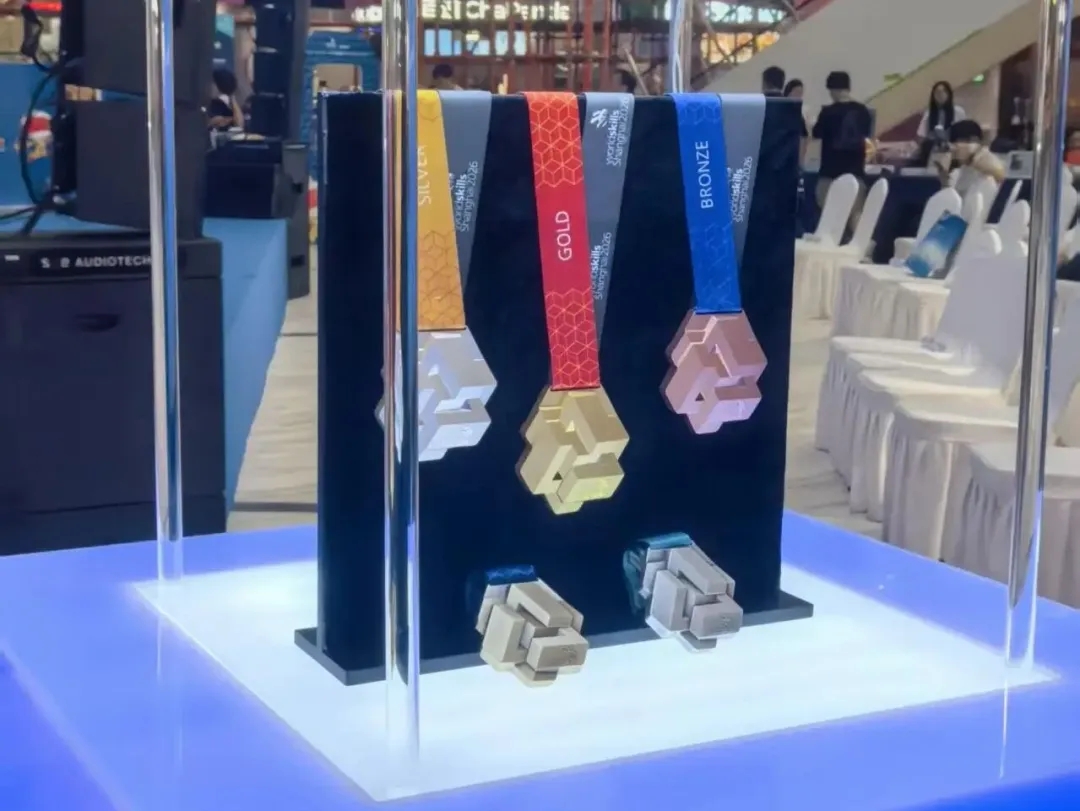 Las medallas de oro, plata y bronce de la 48ª edición de la Competición WorldSkills se exhiben en una vitrina..jpg