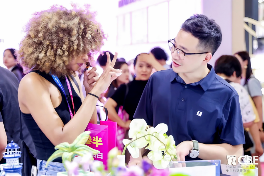 Una compradora extranjera en la Exposición de Belleza de China (CBE, por sus siglas en inglés) de 2025, en la que participaron más de 3.200 empresas de cosméticos procedentes de más de 40 países y regiones..png