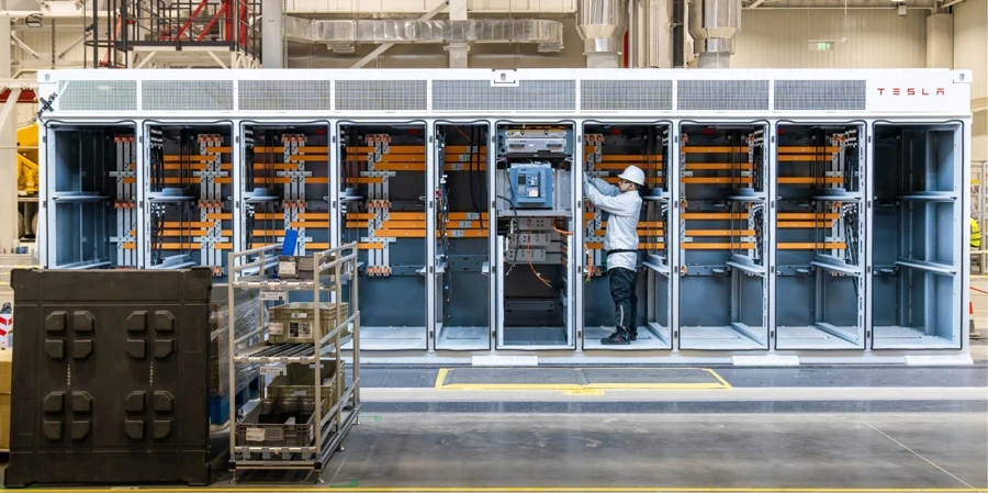 Vista interior de la estructura de Tesla Megapack.jpg