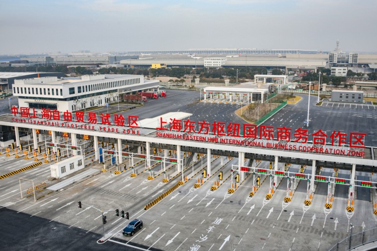 La nueva zona comercial exenta de visa de Shanghai acoge su primer gran evento internacional