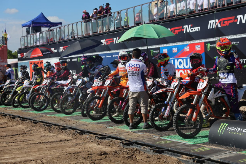 Los pilotos se preparan para iniciar la carrera en el Circuito Internacional Off-Road de Shanghai, ubicado en el distrito de Fengxian, el 14 de septiembre..jpeg
