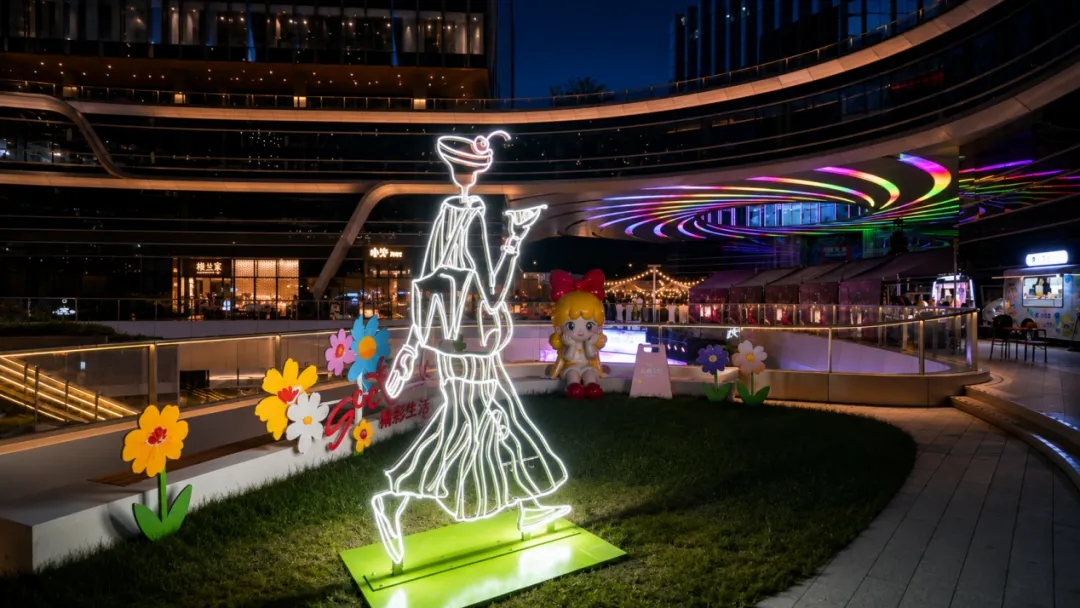 Diversas instalaciones artísticas embellecen el paisaje nocturno de Crystal Bridge._副本.jpg