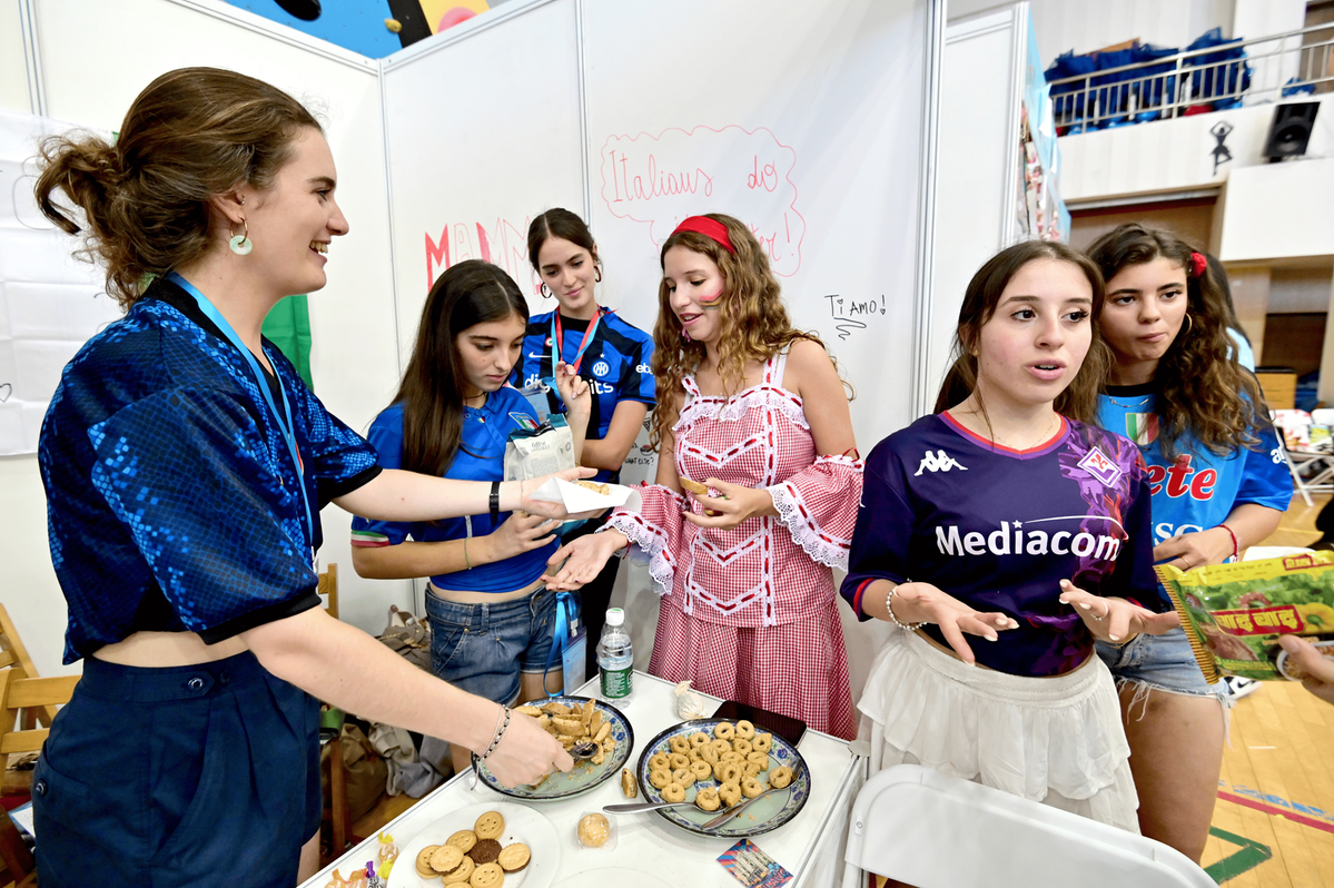 Las campistas socializan y prueban delicias locales en la exposición.png