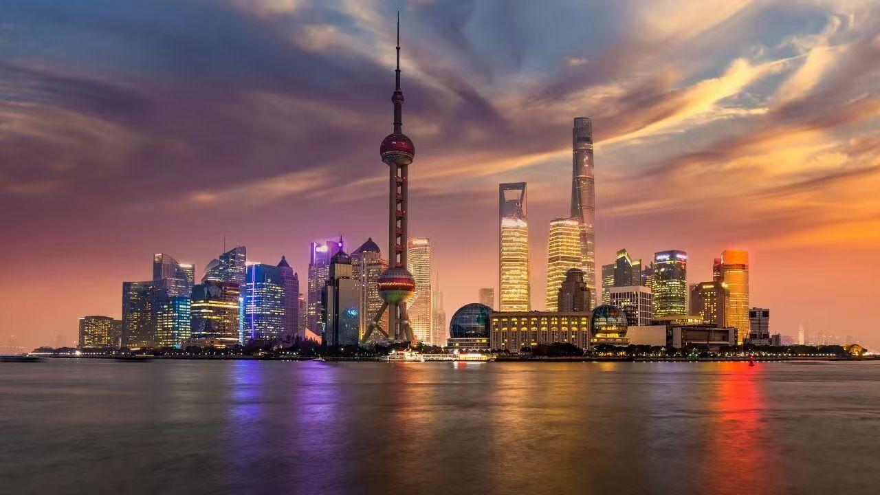 Vista del distrito financiero de Lujiazui, en Shanghai, al atardecer, uno de los principales centros financieros y comerciales de China.jpg