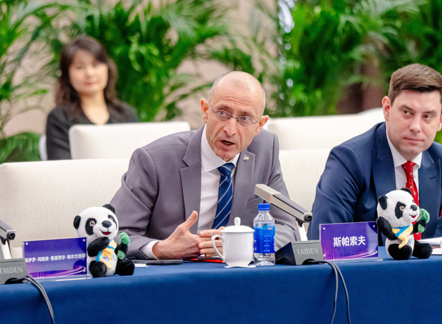 Vladislav Alexandrov Spasov, cónsul general de Bulgaria en Shanghai, habla durante el acto.jpg