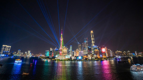 Vista nocturna del río Huangpu.jpg