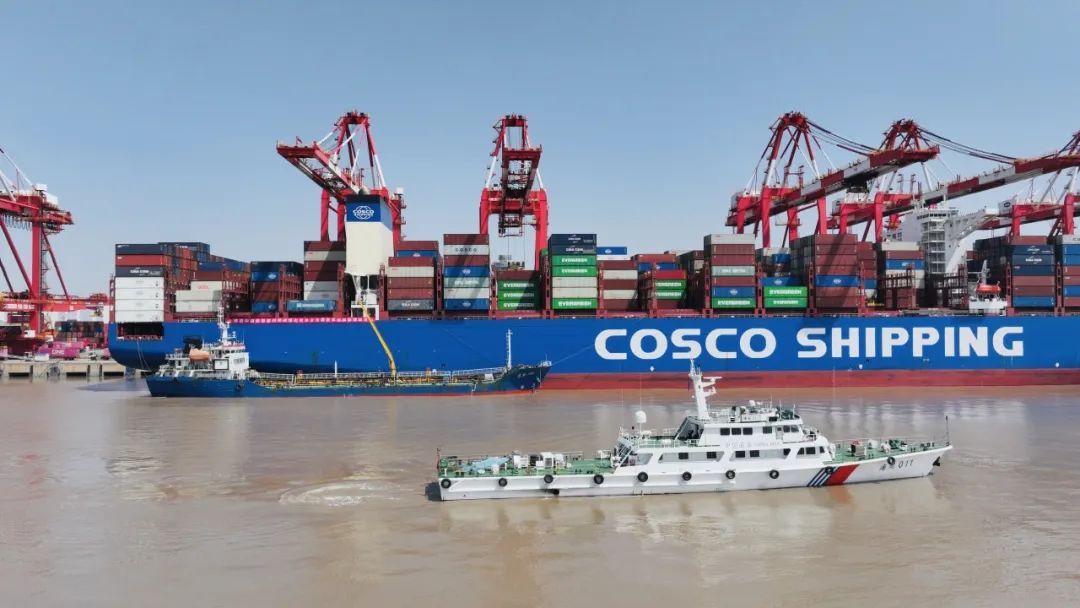 China Marine Bunker (PetroChina) Co Ltd suministra 1.300 toneladas de fuelóleo bajo en azufre al buque CSCL GLOBE, propiedad de COSCO Shipping, en el puerto de Yangshan de Shanghai el 1 de abril de 2025.jpg