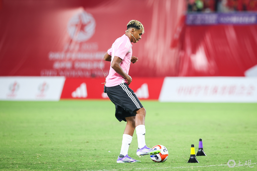 Lamine Yamal en la cancha del Centro Deportivo de Yuanshen el 9 de julio.jpg