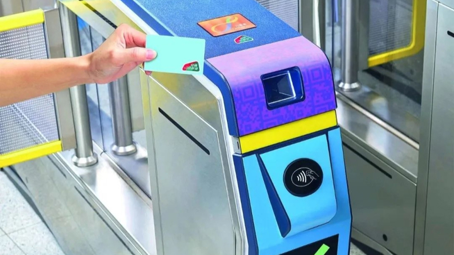 Un viajero utiliza una tarjeta de transporte de China T-union en un torniquete del MTR de Hong Kong.png