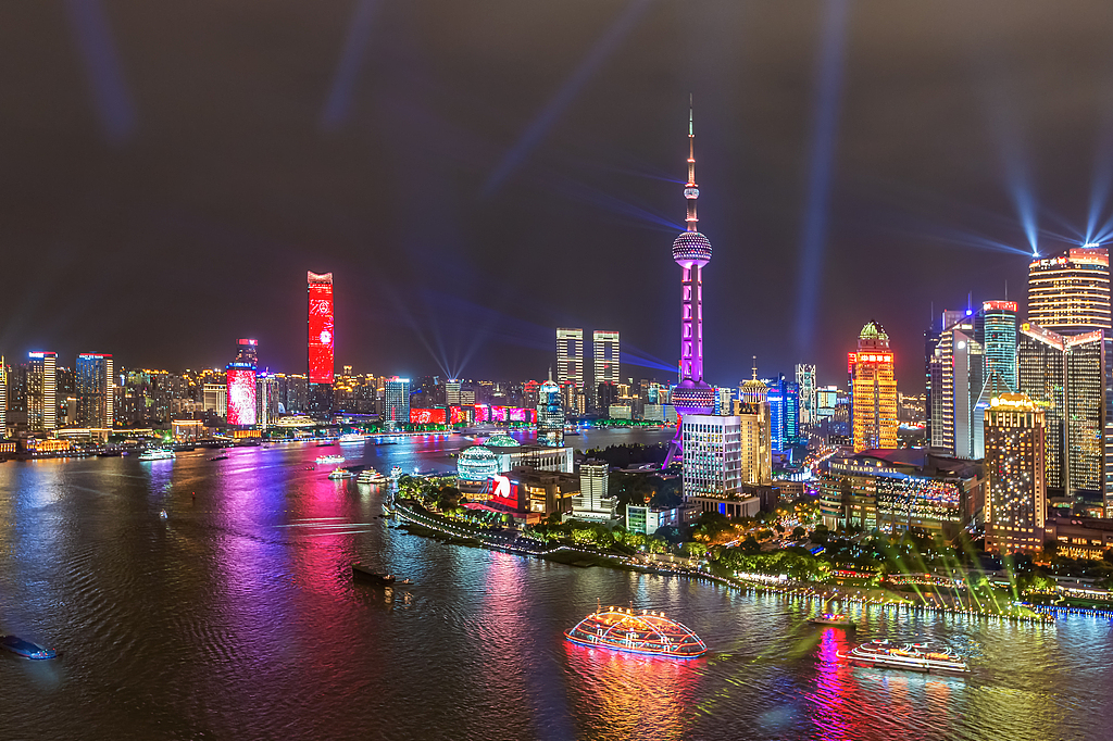 Vista nocturna de Lujiazui, el centro financiero de Shanghai.jpg