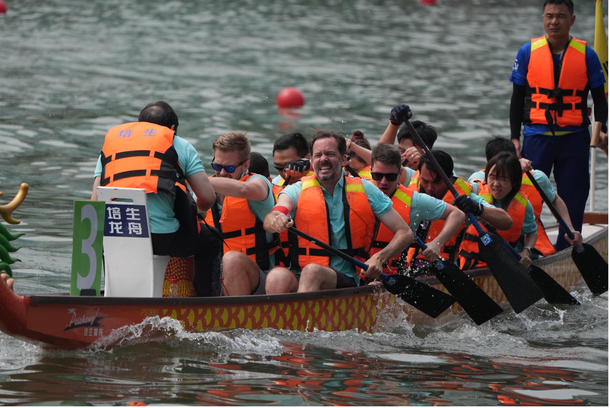 n equipo de periodistas extranjeros compite en el 21º Torneo Invitacional de Botes del Dragón del Río Suzhou de Shanghai el 25 de mayo.jpg