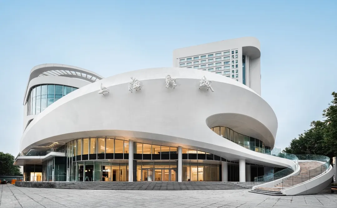 El exterior del Centro de Arte Cinematográfico de Shanghai..png