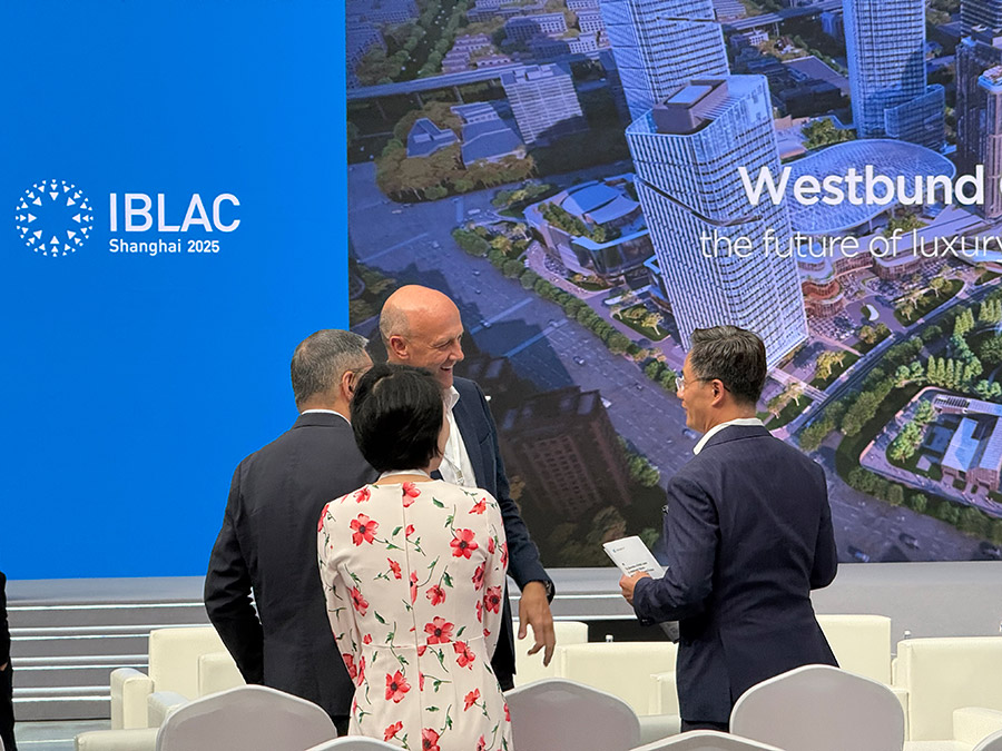 Líderes empresariales mundiales charlan antes de reunirse en el West Bund de Shanghai el 11 de octubre, antes de la reunión del IBLAC..jpg