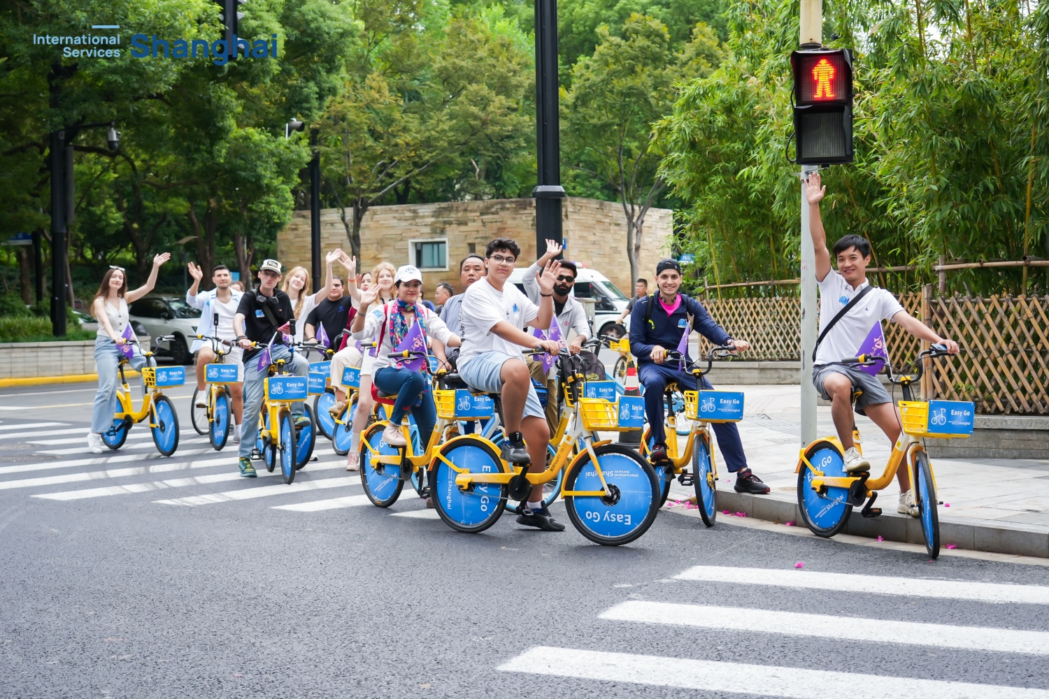Ciclistas internacionales esperan en un semáforo en rojo en un cruce de Shanghai durante el evento Pedalear como locales el 20 de septiembre..jpg