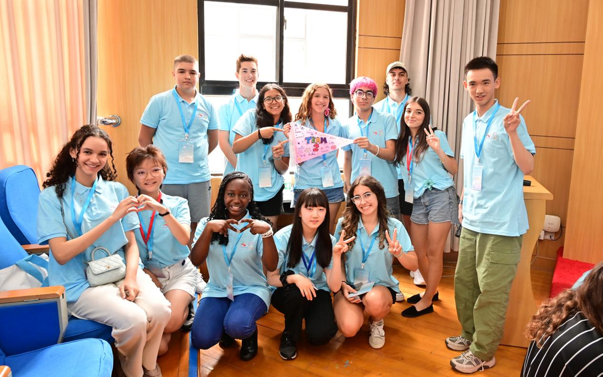 Los participantes se reúnen para una fotografía grupal durante el lanzamiento del 19º Campamento Interactivo de la Amistad entre Jóvenes Internacionales de Shanghai, el 16 de julio de 2025..png
