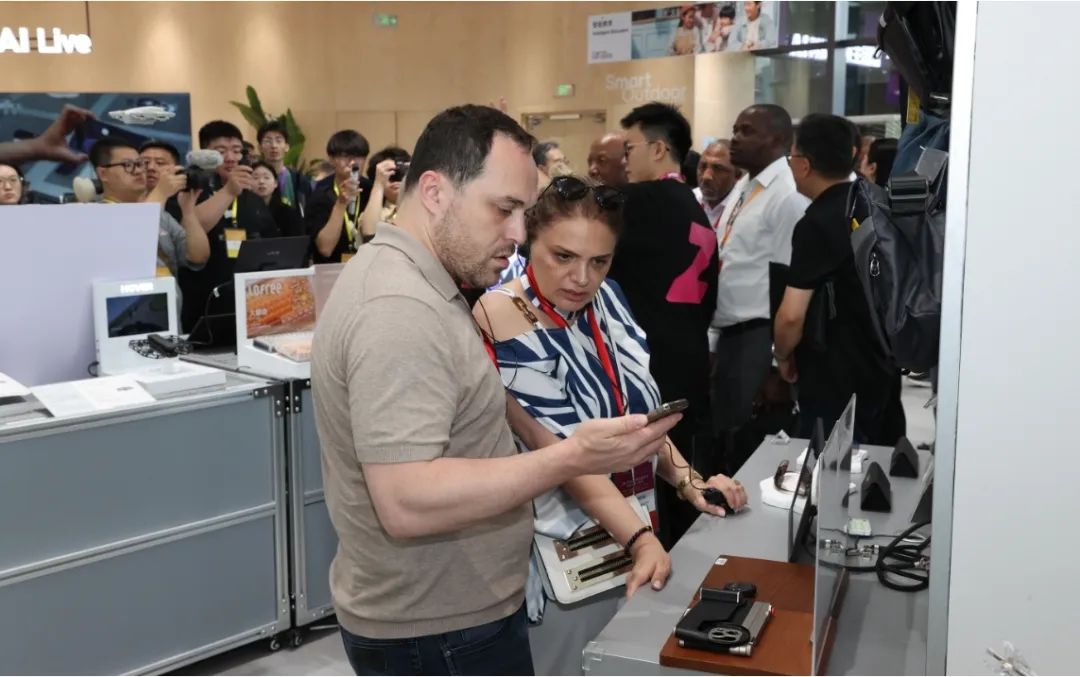Funcionarios participantes de la Reunión Ministerial del Diálogo entre Civilizaciones Globales exploran el Centro de Innovación de Modelos de la Fundación de Shanghai el 9 de julio..jpg
