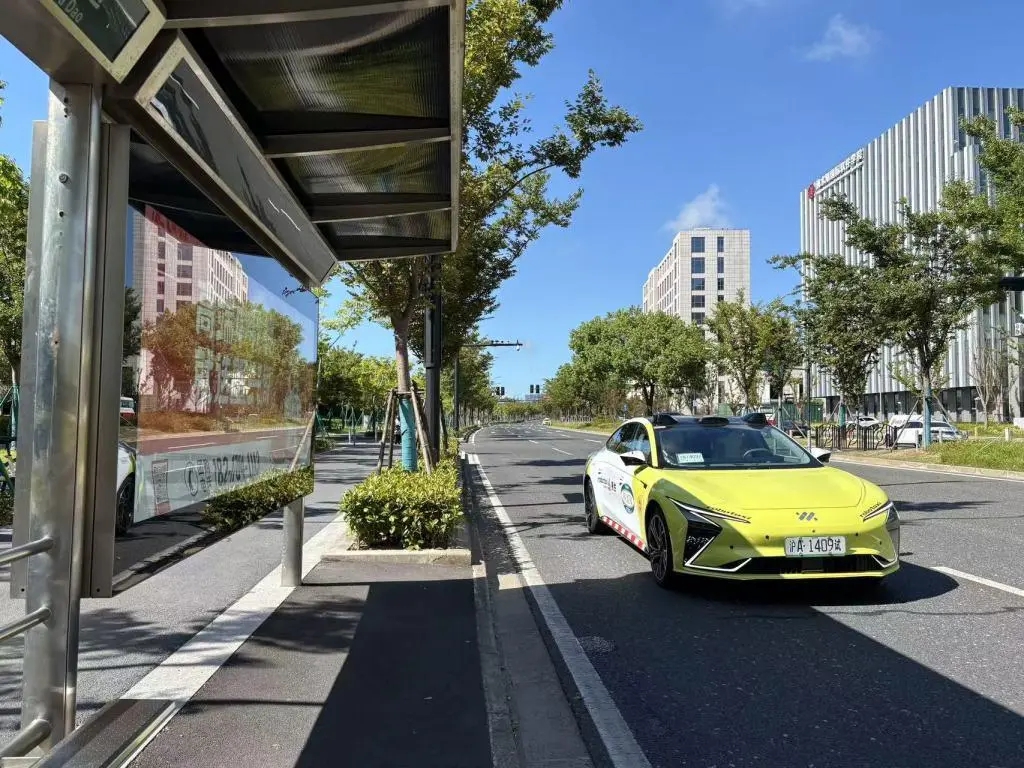 Un robotaxi en el Área Especial de Lin-gang_副本.jpg