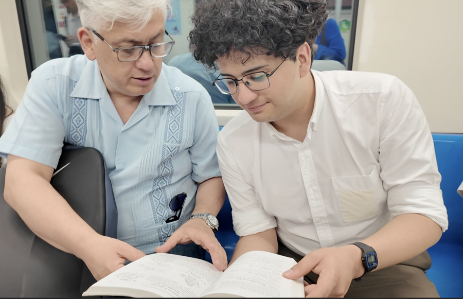 Héctor y Rodrigo leen un libro sobre la acupuntura china en la línea 9 del metro de Shanghai..png