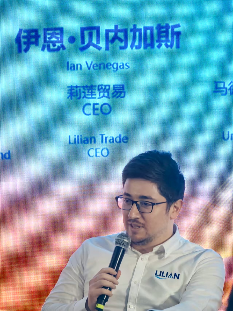 Ian Venegas pronuncia un discurso como representante de empresarios hispanohablantes en Shanghai durante una sesión de intercambio..jpg