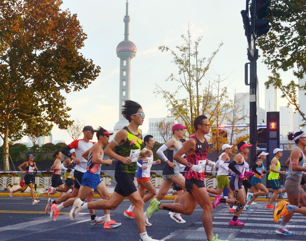 Los corredores compiten en la Maratón de Shanghai 2025 el 30 de noviembre.jpg