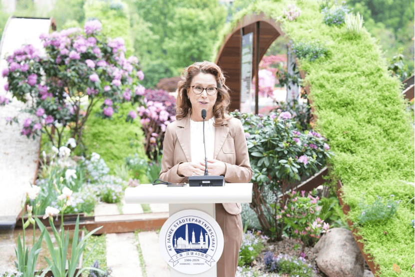 Carola Veit, presidenta del Parlamento de Hamburgo, se dirige al público durante la ceremonia.png