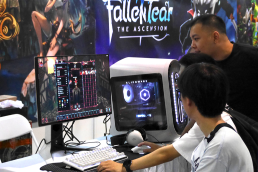 Los jugadores experimentan de primera mano un juego independiente en un estand dedicado durante la edición 2025 de la CCG Expo..png