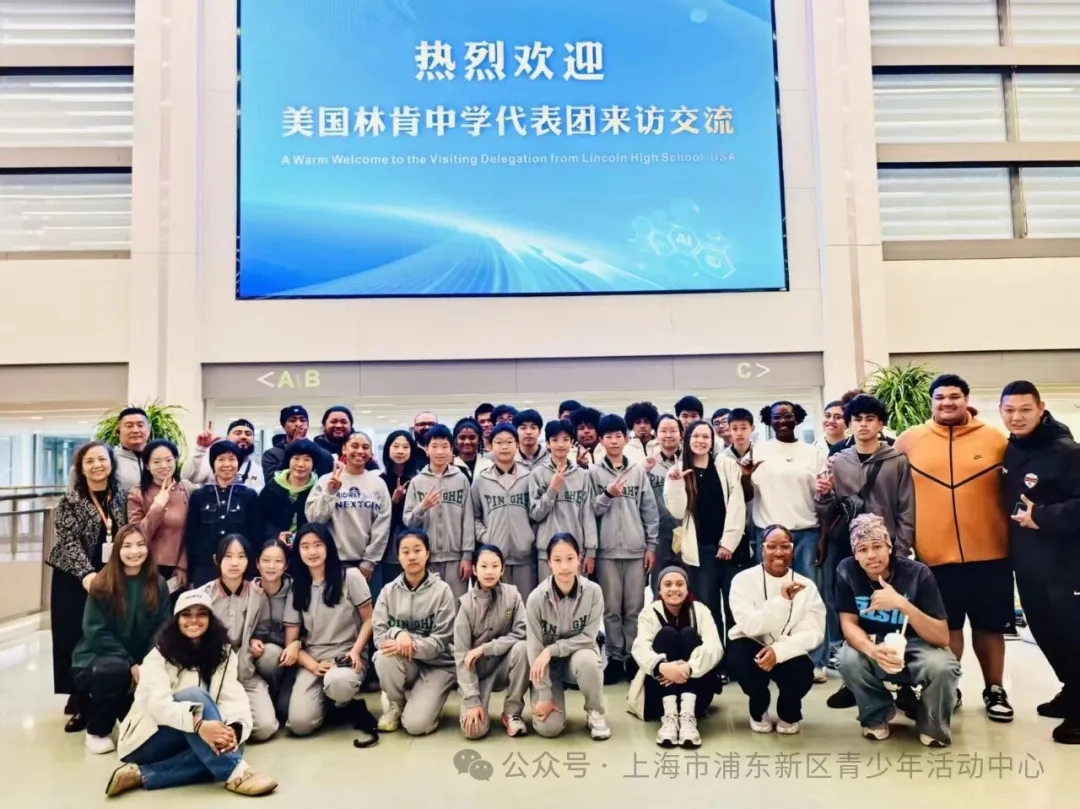 Los representantes chinos y estadounidenses posan para tomar una foto grupal_副本.jpg