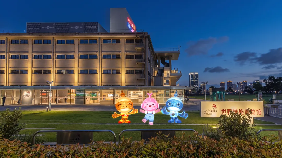 Las mascotas iluminadas se encuentran frente al Museo WorldSkills en el distrito de Yangpu..png