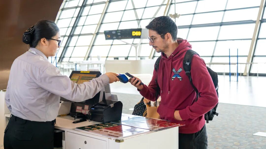 Un visitante utiliza el servicio de pago NFC en el aeropuerto de Pudong..jpg