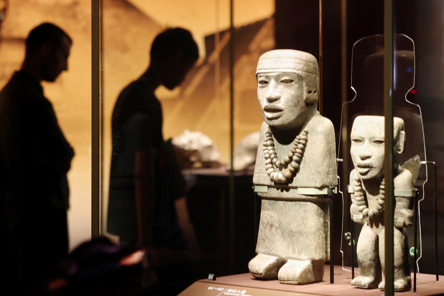 Visitantes recorren la exposición En la cima del árbol del mundo-civilizaciones antiguas de América el 8 de julio en Shanghai. 1.jpg