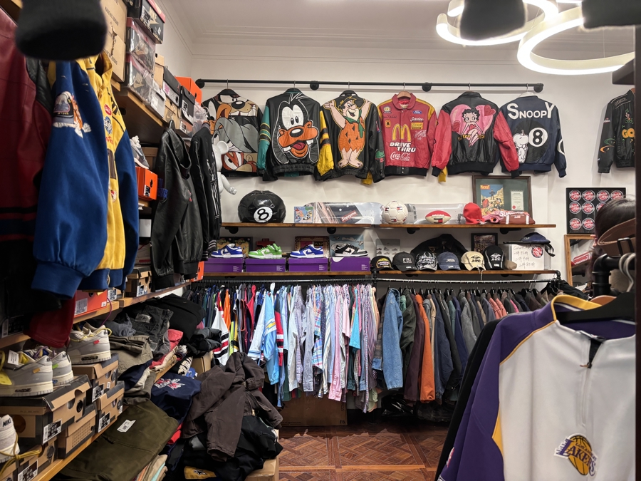 Vista de una tienda vintage en Yongkang Road, Shanghai.jpg