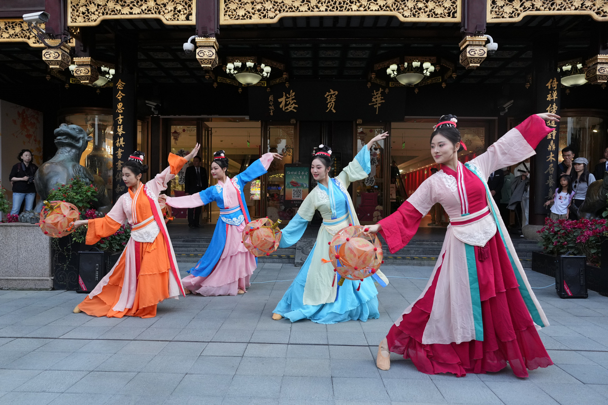 El patrimonio cultural inmaterial irradia una refrescante vitalidad en el Jardín Yuyuan