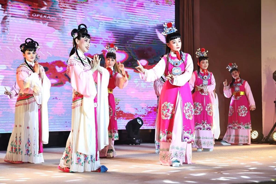 La gala cultural concluye los eventos del 'Puente Multicultural' en la Universidad de Fudan