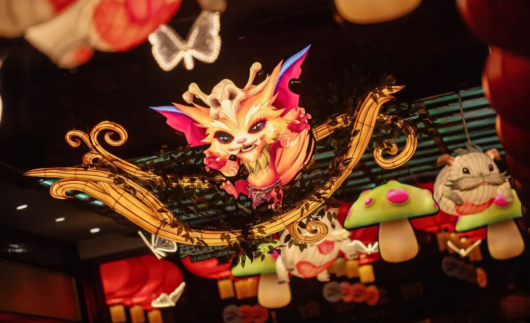 Se han instalado faroles con personajes de anime para atraer al público más joven..jpg