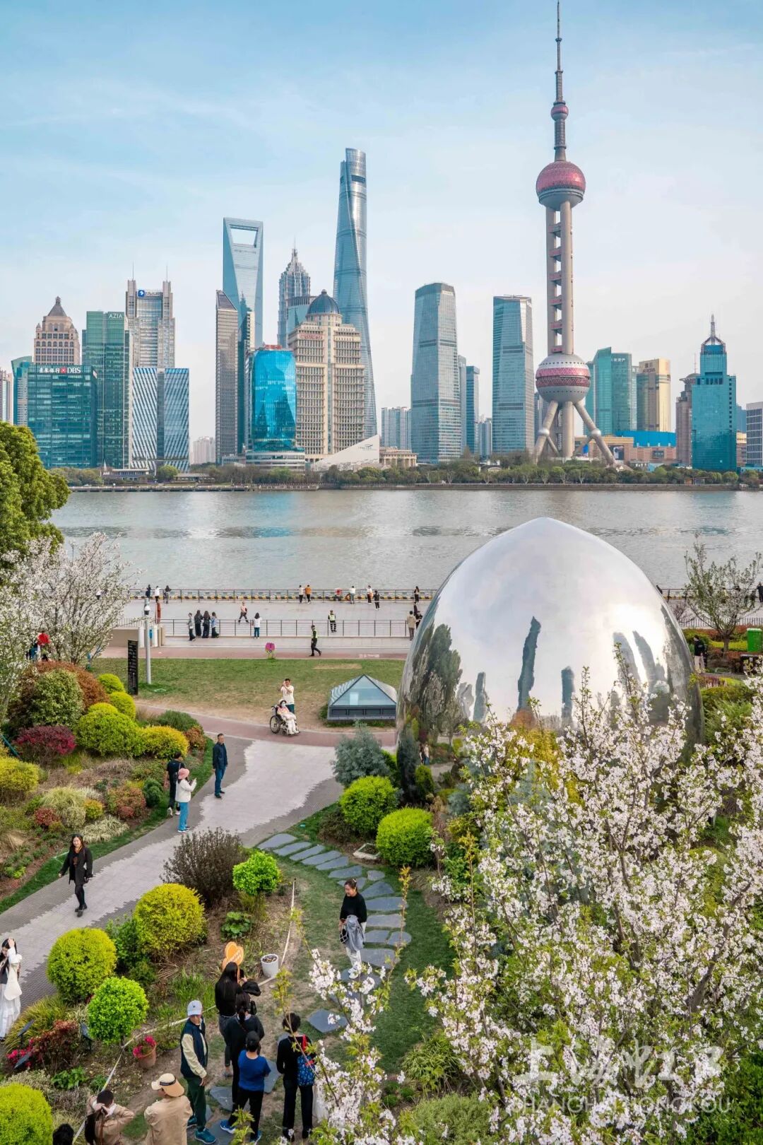 El paseo fluvial del North Bund está repleto de visitantes en un día de primavera..jpg