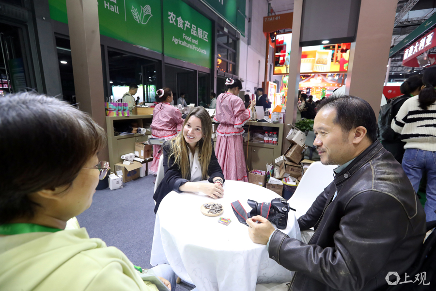 Un encuentro empresarial entre María Carolina Angulo y potenciales clientes chinos..jpg