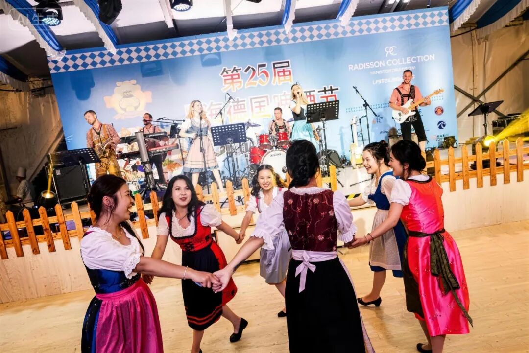 Las invitadas y la banda en vivo celebran juntos en la 25ª edición del Shanghai Oktoberfest..jpg
