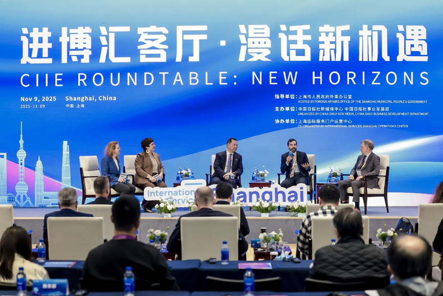 Óscar Felipe Rueda Plata habla en un salón en Shanghai el 9 de noviembre..png