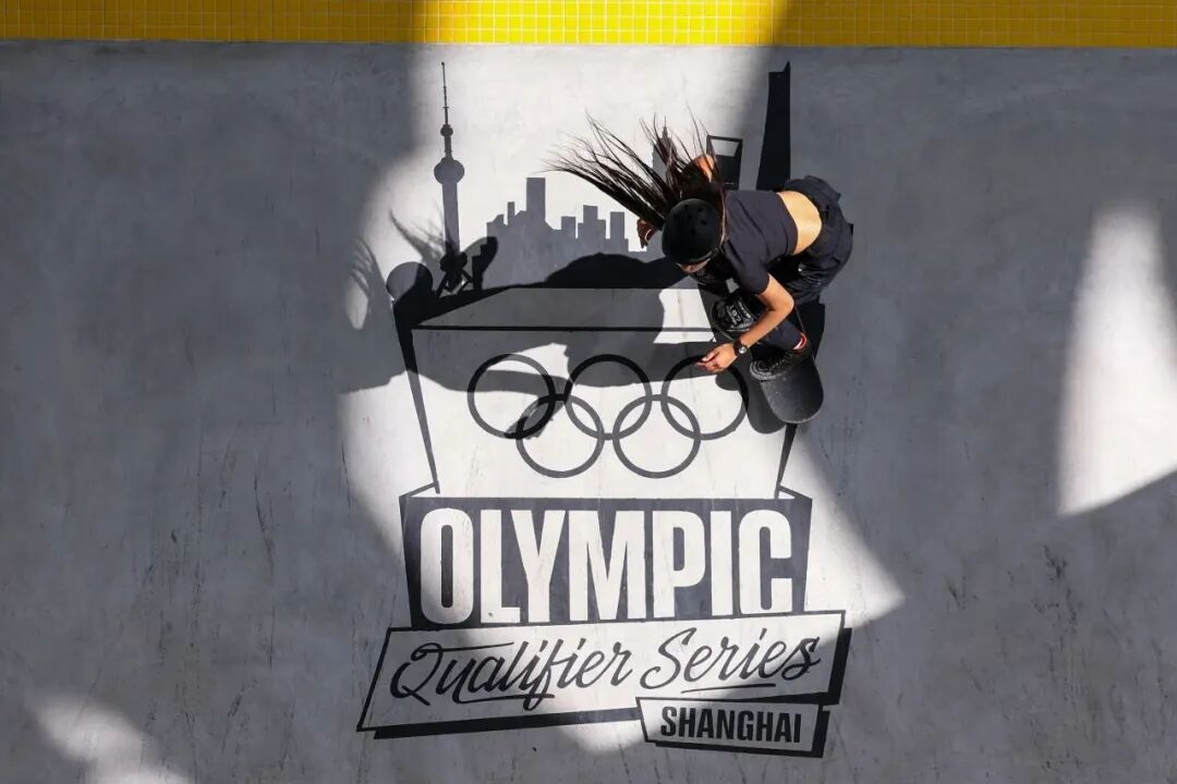 Un skateboarder compite durante las Olympic Qualifier Series de 2024 en Shanghai..jpg