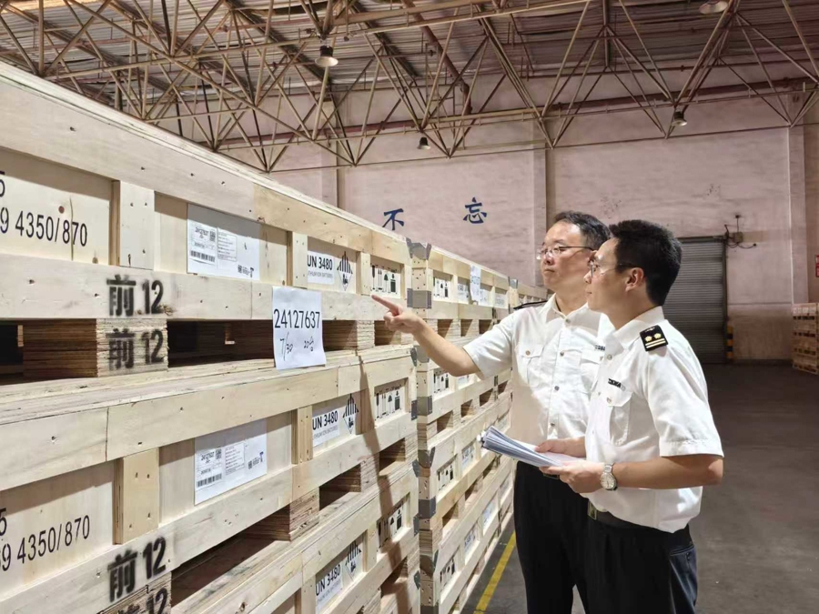 Los funcionarios aduaneros inspeccionan las exportaciones de baterías de litio.png