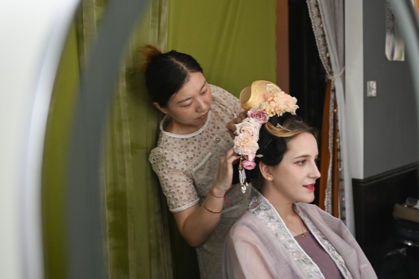 La experiencia innovadora de vestir 'hanfu' entra en la 'lista de deseos' de los visitantes internacionales a China
